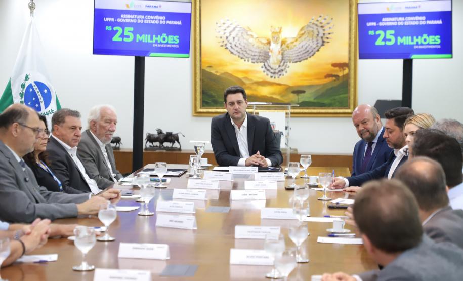 O governador Carlos Massa Ratinho Junior assinou nesta segunda-feira (02) o convênio entre o Governo do Estado e a Universidade Federal do Paraná (UFPR) para construção da sede própria da instituição em Jandaia do Sul, no Vale do Ivaí.