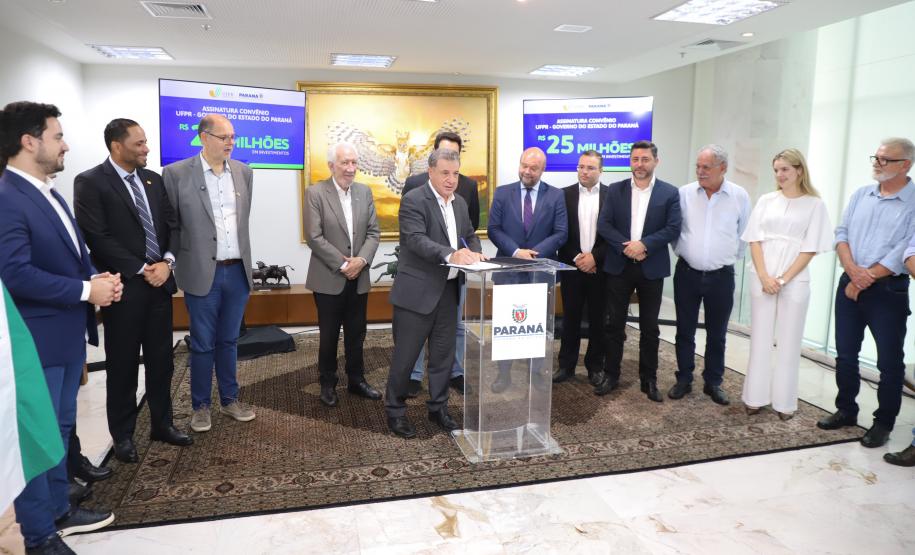 O governador Carlos Massa Ratinho Junior assinou nesta segunda-feira (02) o convênio entre o Governo do Estado e a Universidade Federal do Paraná (UFPR) para construção da sede própria da instituição em Jandaia do Sul, no Vale do Ivaí.