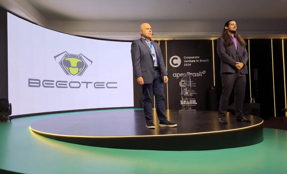 Startup Beeotec, apoiada no primeiro edital do Paraná Anjo Inovador, estuda o própolis azul para criar produtos voltados ao agronegócio.