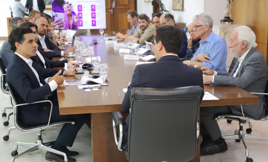 Governador recebe presidente da Vivo e discute ampliação de conectividade no Paraná