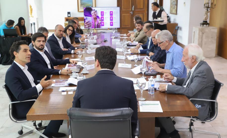 Governador recebe presidente da Vivo e discute ampliação de conectividade no Paraná