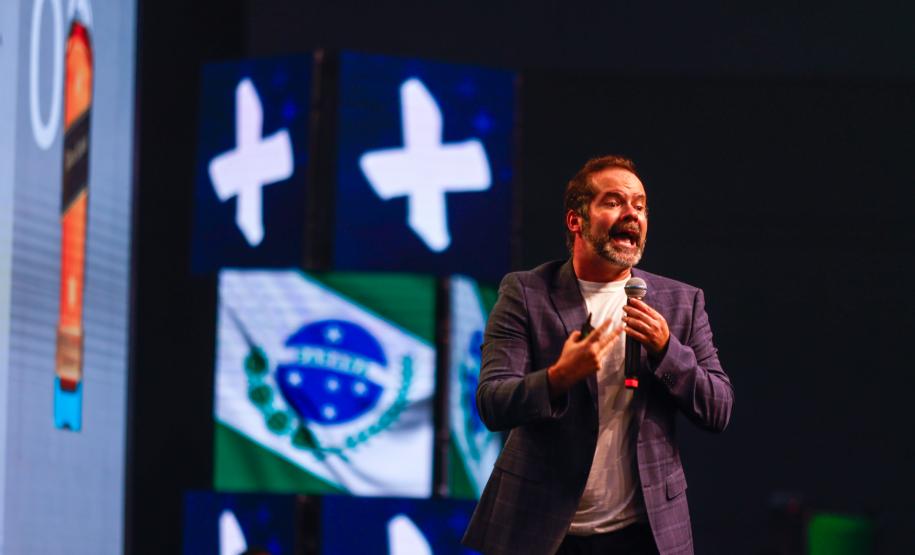 O primeiro dia do Paraná Mais Cidades, promovido pelo Governo do Estado em Foz do Iguaçu, contou com a palestra “Em busca de um DNA inovador para a Gestão”, ministrada por Tadeu Barros, diretor-presidente do Centro de Liderança Pública (CLP).