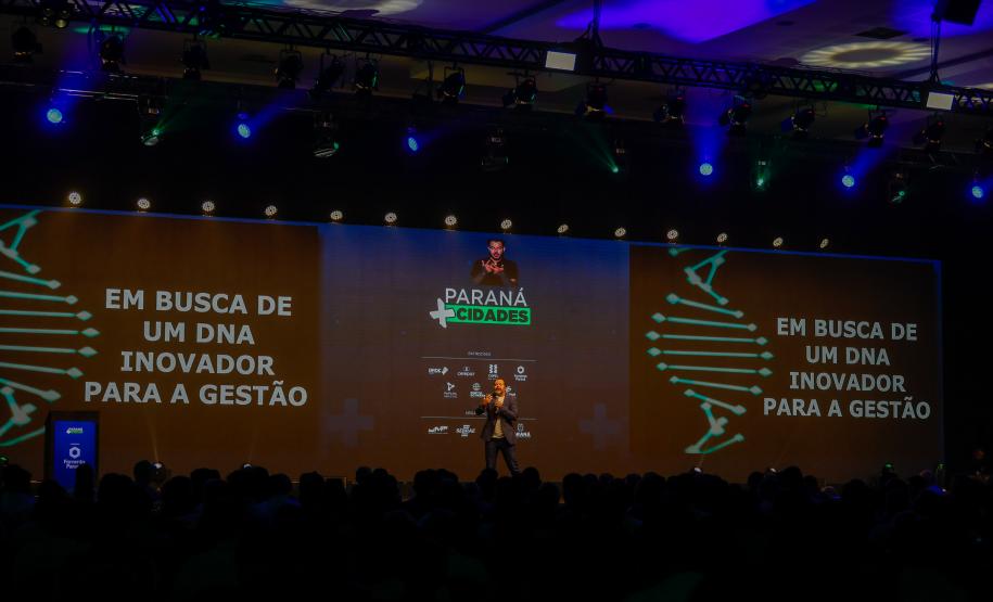 O primeiro dia do Paraná Mais Cidades, promovido pelo Governo do Estado em Foz do Iguaçu, contou com a palestra “Em busca de um DNA inovador para a Gestão”, ministrada por Tadeu Barros, diretor-presidente do Centro de Liderança Pública (CLP).