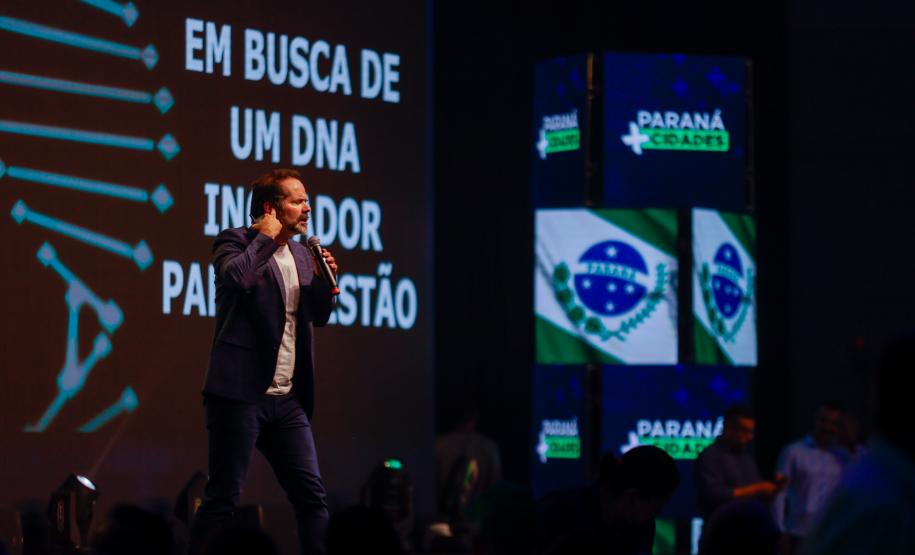 O primeiro dia do Paraná Mais Cidades, promovido pelo Governo do Estado em Foz do Iguaçu, contou com a palestra “Em busca de um DNA inovador para a Gestão”, ministrada por Tadeu Barros, diretor-presidente do Centro de Liderança Pública (CLP).