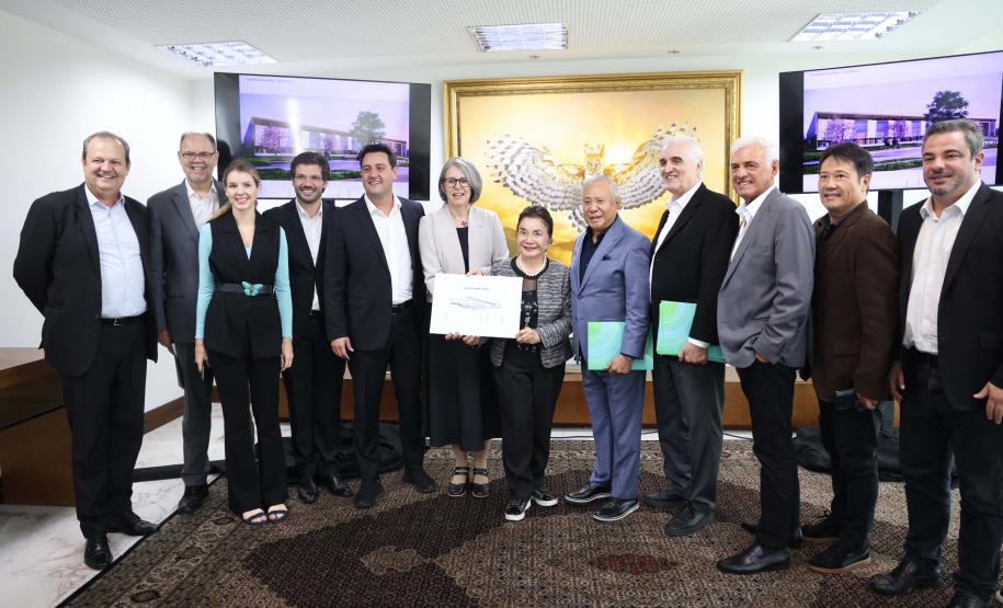 A Universidade Estadual de Londrina (UEL) será a primeira instituição de ensino superior estadual do Paraná a ter um parque tecnológico em seu campus, no Norte do Estado. O projeto arquitetônico do novo espaço, que será um hub de inovação integrado à infraestrutura acadêmica e de pesquisa da universidade, foi apresentado nesta terça-feira (11) ao governador Carlos Massa Ratinho Junior.