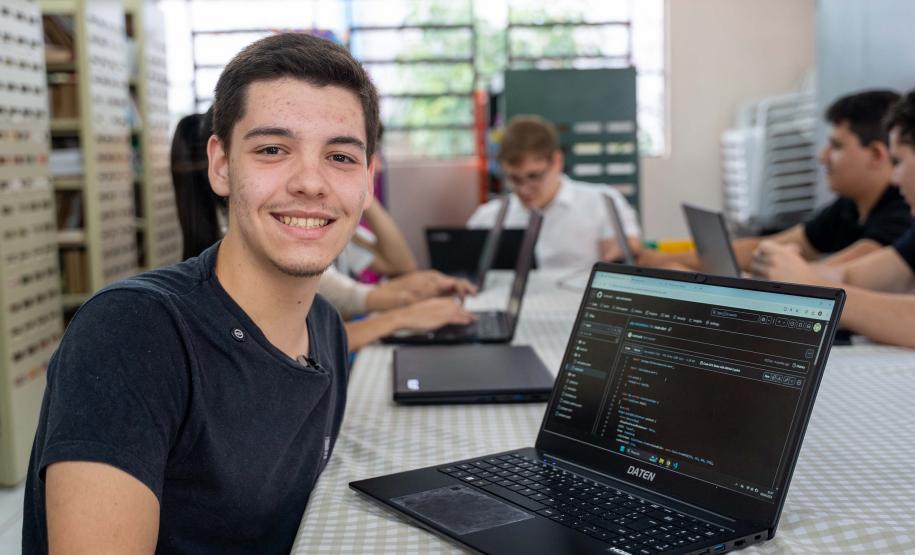 Talento Tech: alunos aprendem TI e testam tecnologias em lanchonete e negócios dos pais