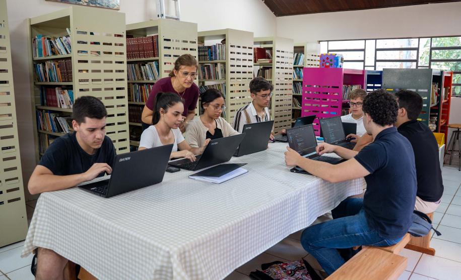 Talento Tech: alunos aprendem TI e testam tecnologias em lanchonete e negócios dos pais