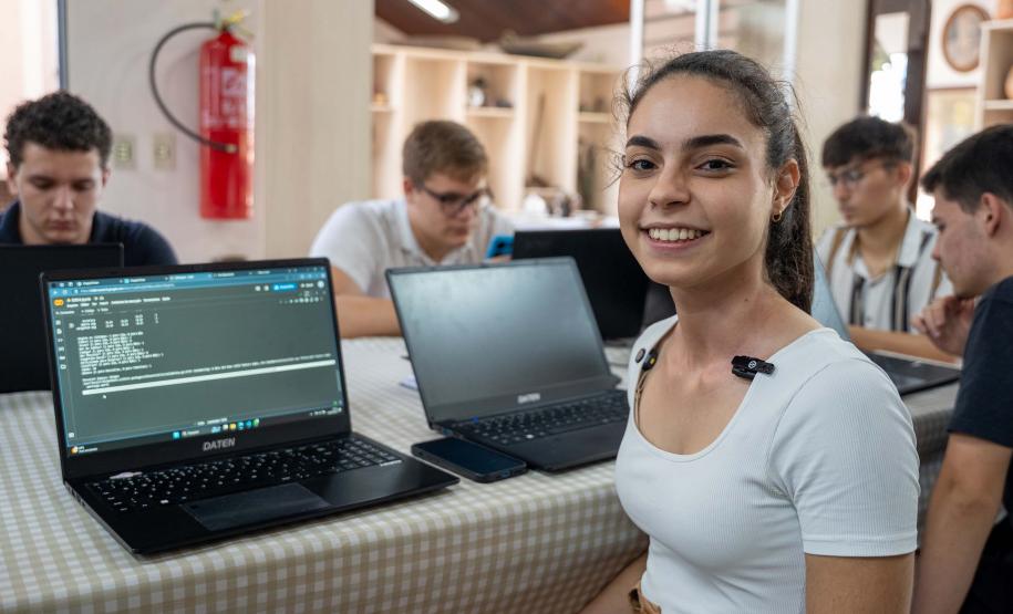 Talento Tech: alunos aprendem TI e testam tecnologias em lanchonete e negócios dos pais