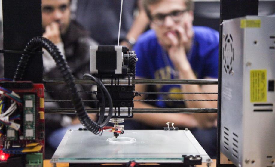 Governo seleciona profissionais para modernizar indústrias; bolsa é de R$ 5,1 mil