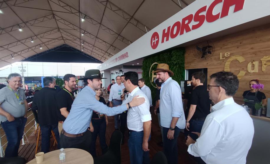 Governador destaca modelo inovador do agro paranaense em visita à Agrishow