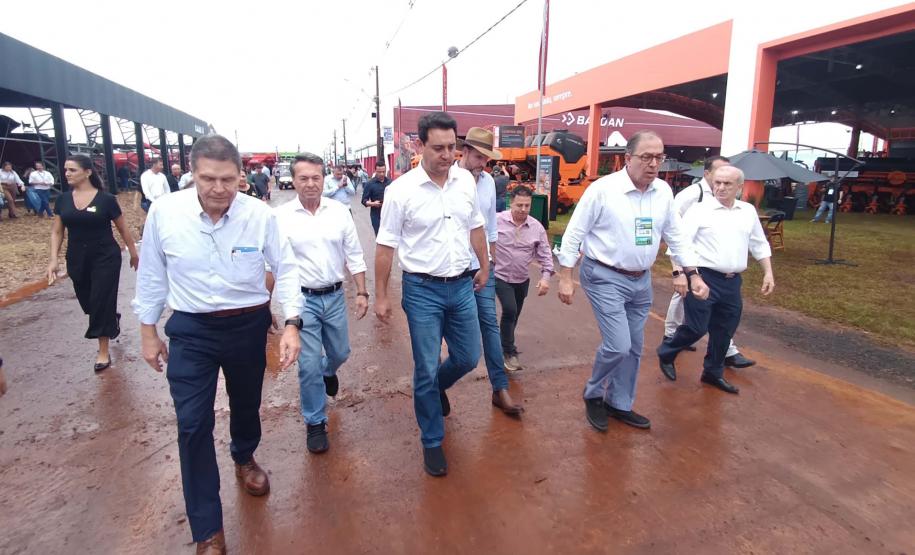 Governador destaca modelo inovador do agro paranaense em visita à Agrishow