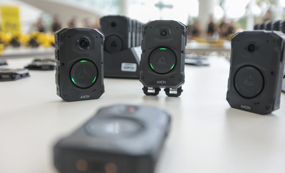 O governador Carlos Massa Ratinho Junior e o secretário de Estado da Segurança Pública, Hudson Teixeira, apresentaram nesta sexta-feira (23), no Palácio Iguaçu, as câmeras corporais que serão testadas pela Polícia Militar do Paraná (PMPR).