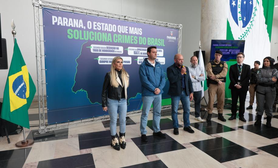 O governador Carlos Massa Ratinho Junior e o secretário de Estado da Segurança Pública, Hudson Teixeira, apresentaram nesta sexta-feira (23), no Palácio Iguaçu, as câmeras corporais que serão testadas pela Polícia Militar do Paraná (PMPR).