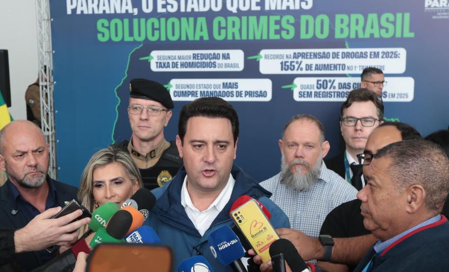 O governador Carlos Massa Ratinho Junior e o secretário de Estado da Segurança Pública, Hudson Teixeira, apresentaram nesta sexta-feira (23), no Palácio Iguaçu, as câmeras corporais que serão testadas pela Polícia Militar do Paraná (PMPR).