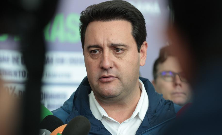 O governador Carlos Massa Ratinho Junior e o secretário de Estado da Segurança Pública, Hudson Teixeira, apresentaram nesta sexta-feira (23), no Palácio Iguaçu, as câmeras corporais que serão testadas pela Polícia Militar do Paraná (PMPR).