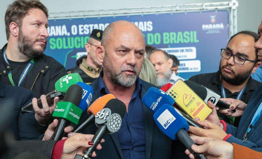 O governador Carlos Massa Ratinho Junior e o secretário de Estado da Segurança Pública, Hudson Teixeira, apresentaram nesta sexta-feira (23), no Palácio Iguaçu, as câmeras corporais que serão testadas pela Polícia Militar do Paraná (PMPR).