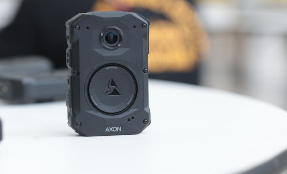 O governador Carlos Massa Ratinho Junior e o secretário de Estado da Segurança Pública, Hudson Teixeira, apresentaram nesta sexta-feira (23), no Palácio Iguaçu, as câmeras corporais que serão testadas pela Polícia Militar do Paraná (PMPR).