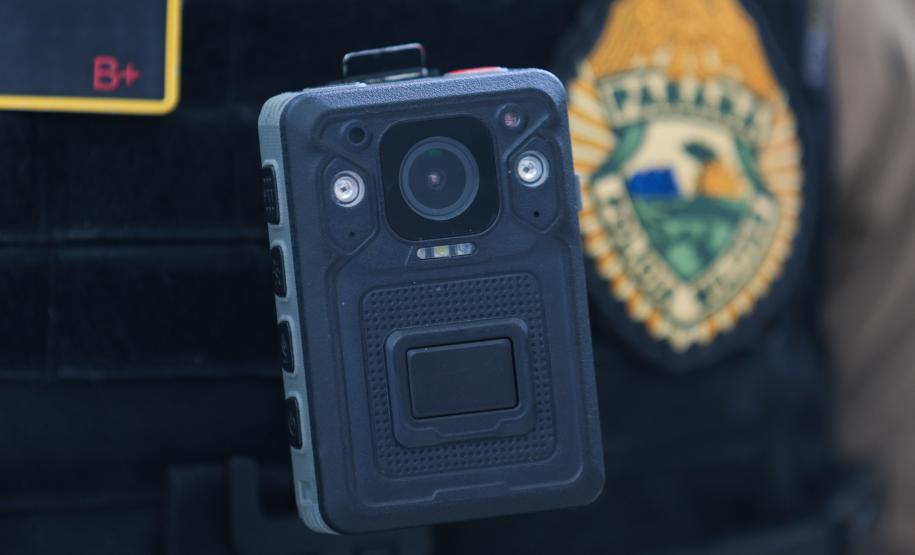 O governador Carlos Massa Ratinho Junior e o secretário de Estado da Segurança Pública, Hudson Teixeira, apresentaram nesta sexta-feira (23), no Palácio Iguaçu, as câmeras corporais que serão testadas pela Polícia Militar do Paraná (PMPR).