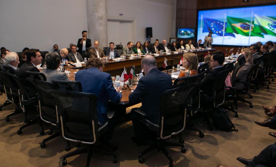 Governador recebe comitiva da União Europeia para fortalecer laços com o Paraná
