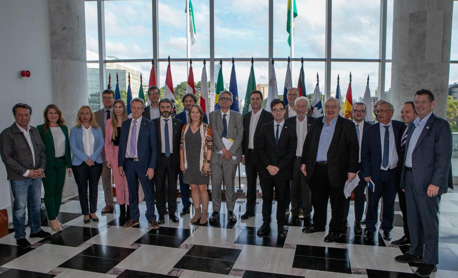 Governador recebe comitiva da União Europeia para fortalecer laços com o Paraná