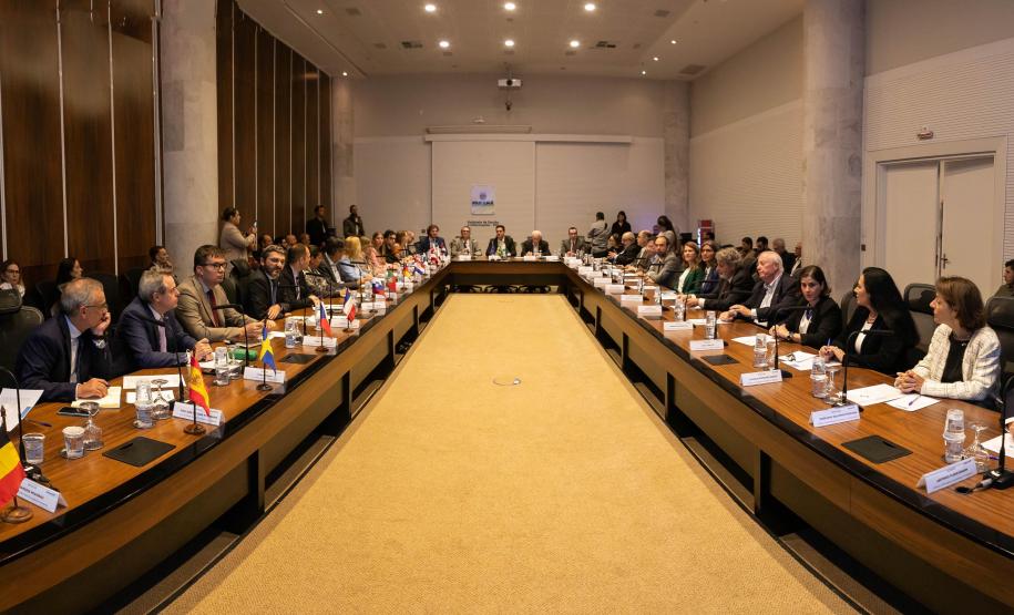 Governador recebe comitiva da União Europeia para fortalecer laços com o Paraná