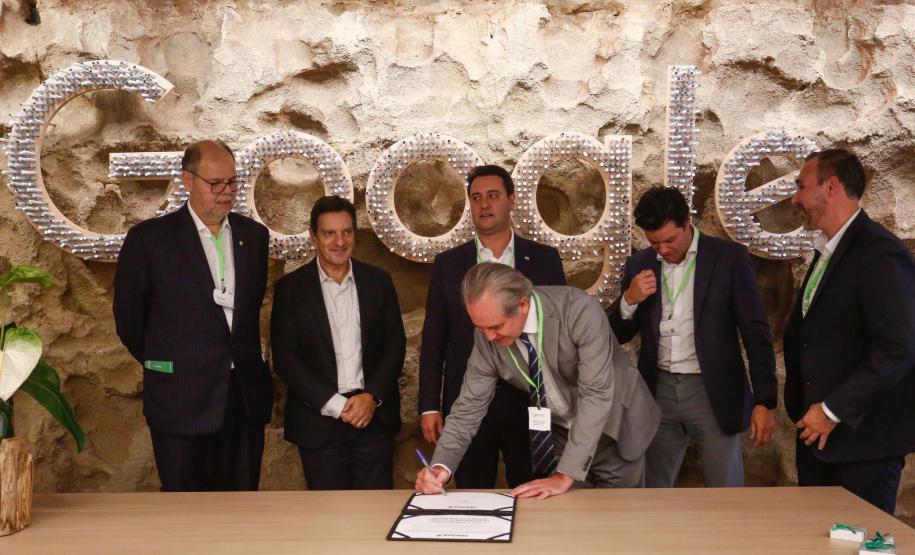 Ratinho Junior sela parceria com o Google para expandir uso de IA e sistemas de gestão
