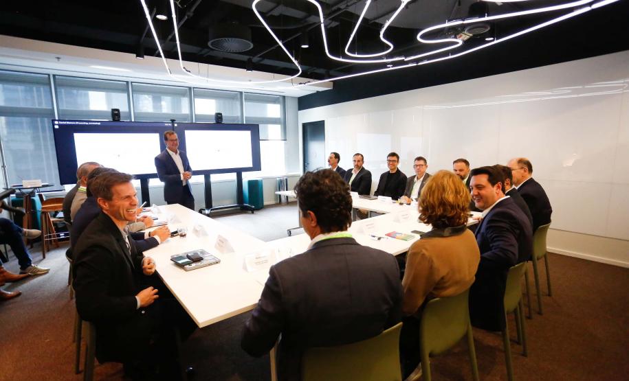 Ratinho Junior sela parceria com o Google para expandir uso de IA e sistemas de gestão