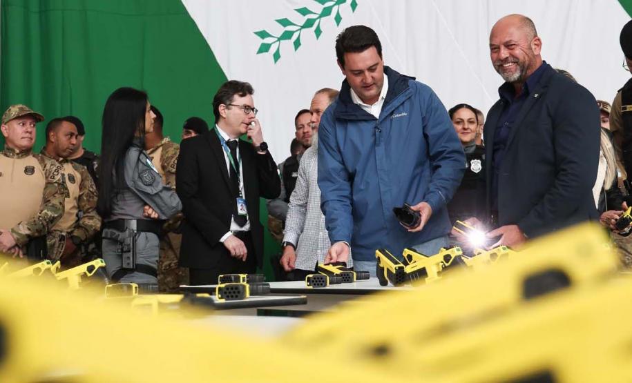 O governador Carlos Massa Ratinho Junior e o secretário de Estado da Segurança Pública, Hudson Teixeira, apresentaram nesta sexta-feira (23), no Palácio Iguaçu, as câmeras corporais que serão testadas pela Polícia Militar do Paraná (PMPR).