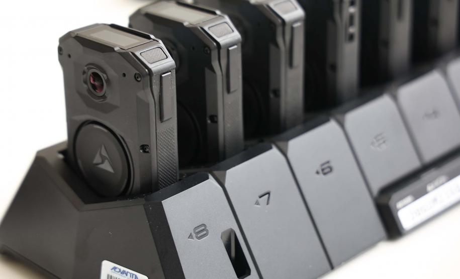 O governador Carlos Massa Ratinho Junior e o secretário de Estado da Segurança Pública, Hudson Teixeira, apresentaram nesta sexta-feira (23), no Palácio Iguaçu, as câmeras corporais que serão testadas pela Polícia Militar do Paraná (PMPR).