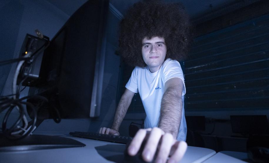 Aluno da UEM vence hackathon com IA para diagnosticar doenças em amostras de sangue