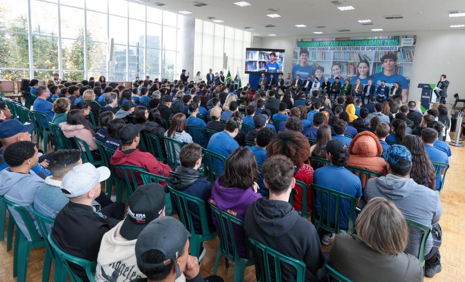 Estado aproxima escolas e empresas para criar 40 mil vagas de estágio em 2025