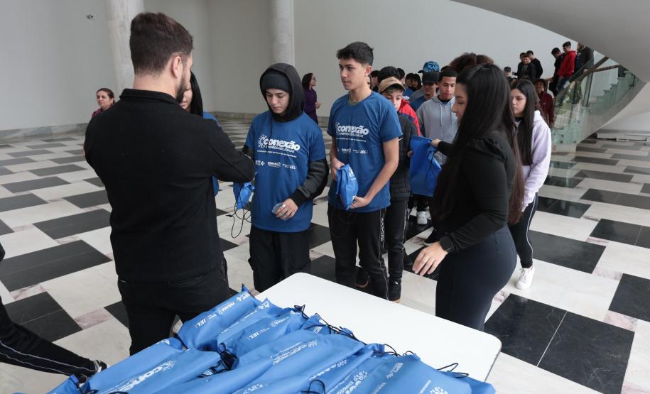 Estado aproxima escolas e empresas para criar 40 mil vagas de estágio em 2025