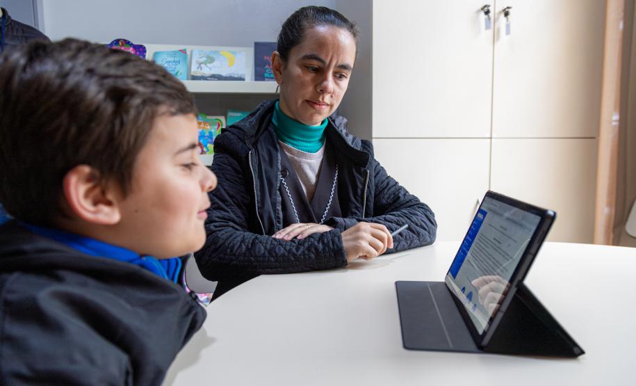 Com Fluência Paraná, Governo usa Inteligência Artificial para apoiar alfabetização de crianças