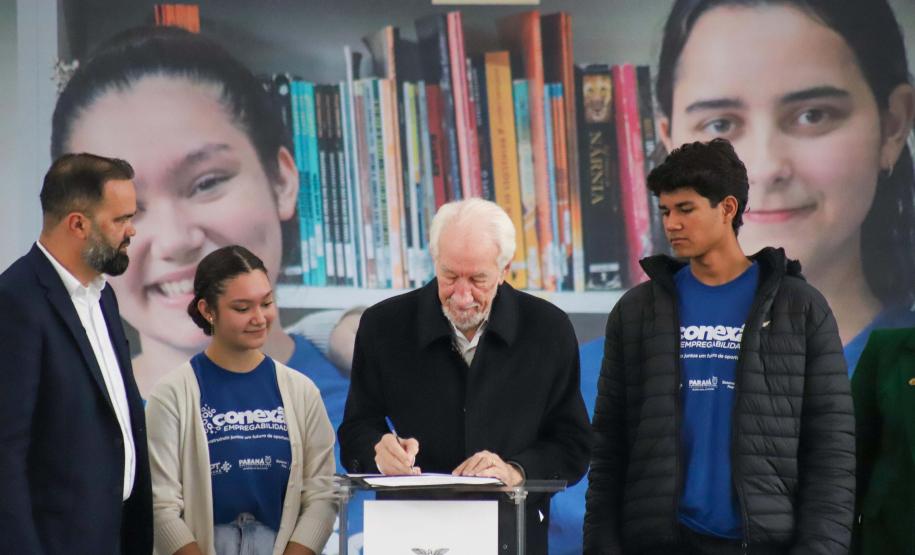 Estado aproxima escolas e empresas para criar 40 mil vagas de estágio em 2025