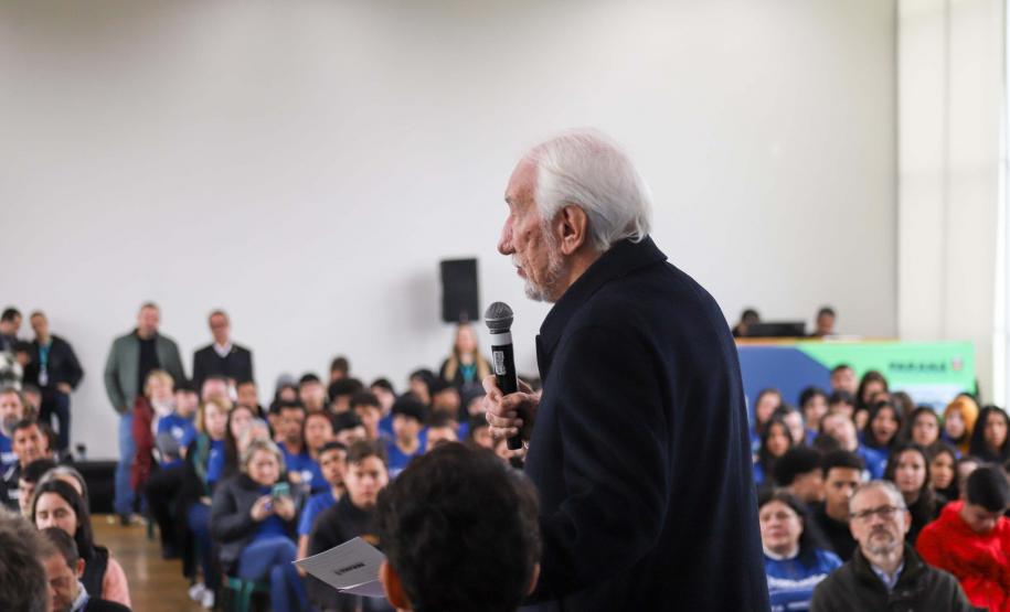 Estado aproxima escolas e empresas para criar 40 mil vagas de estágio em 2025