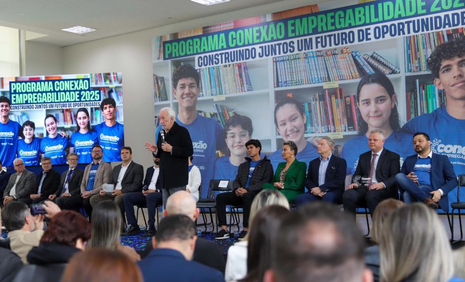 Estado aproxima escolas e empresas para criar 40 mil vagas de estágio em 2025