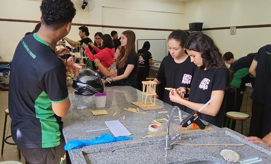 Programa inovador da rede estadual com situações reais prepara alunos para avaliações