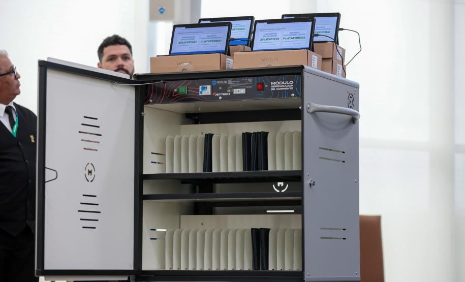 Mais tecnologia: Estado entrega 25 mil tablets e 2,8 mil carrinhos de recarga para escolas