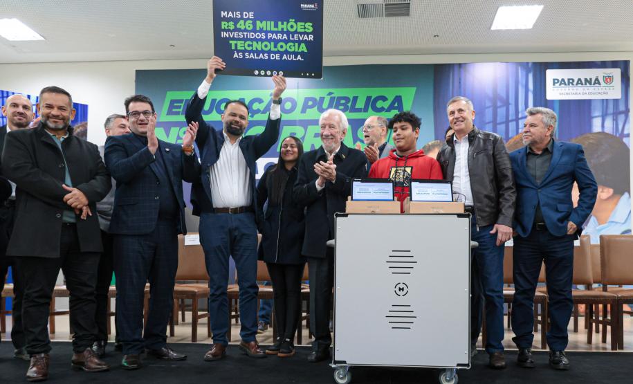 Mais tecnologia: Estado entrega 25 mil tablets e 2,8 mil carrinhos de recarga para escolas