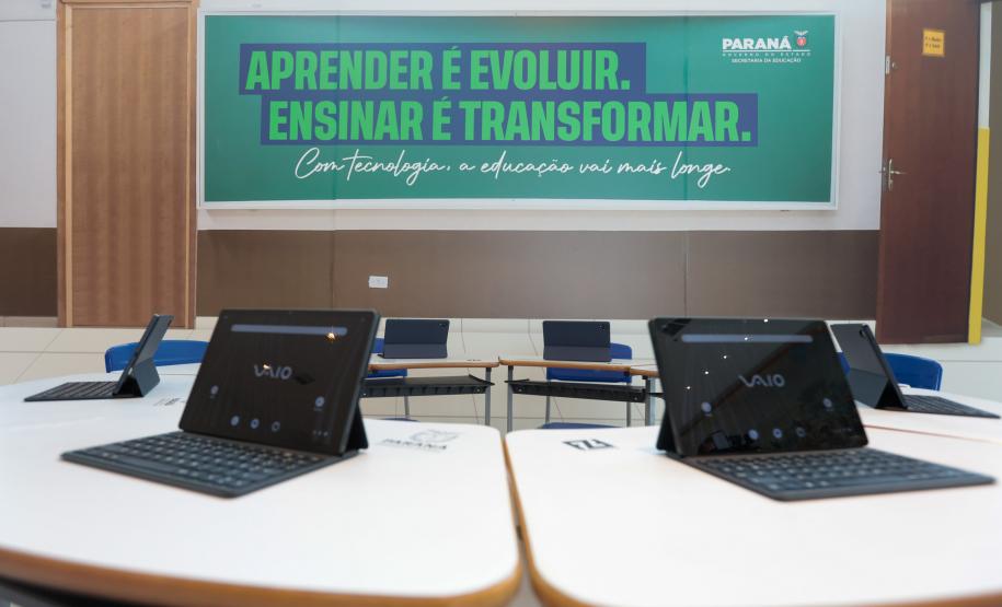 Mais tecnologia: Estado entrega 25 mil tablets e 2,8 mil carrinhos de recarga para escolas