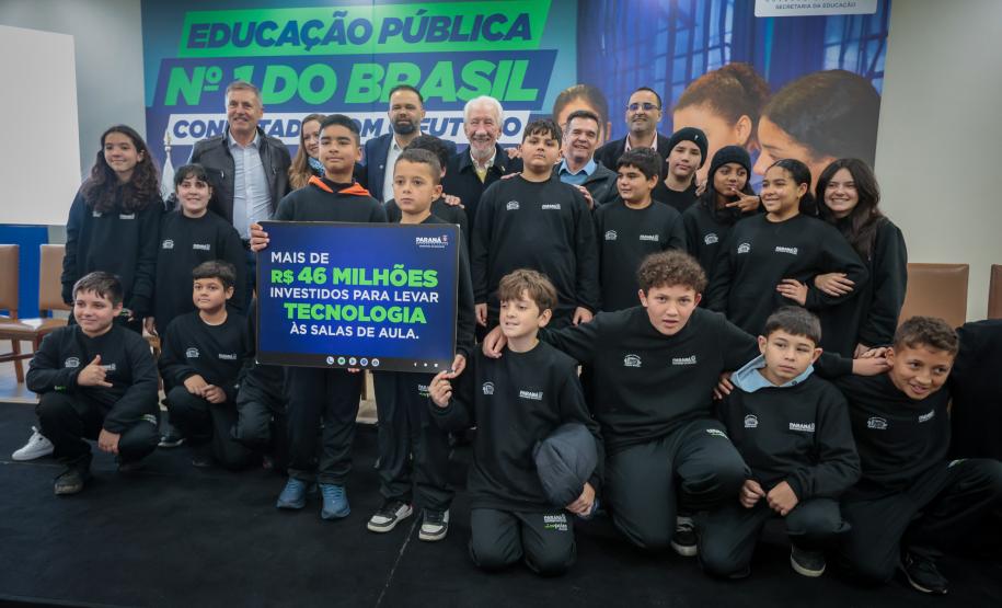 Mais tecnologia: Estado entrega 25 mil tablets e 2,8 mil carrinhos de recarga para escolas