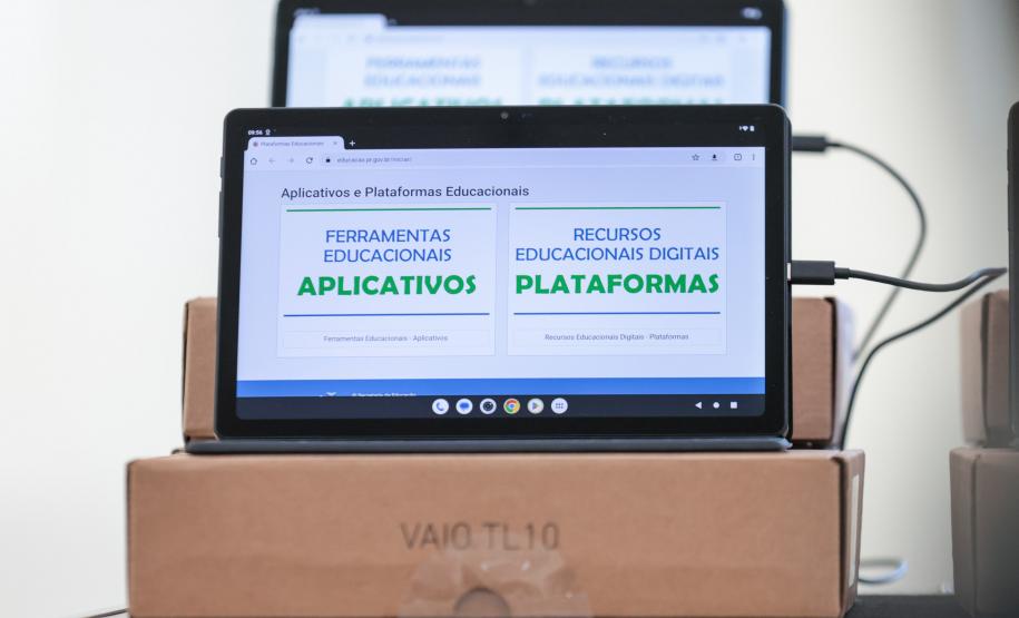 Mais tecnologia: Estado entrega 25 mil tablets e 2,8 mil carrinhos de recarga para escolas