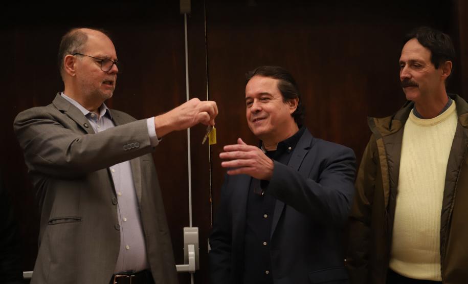 Estado faz entrega simbólica de chaves à entidade que assume a gestão do Hub GovTechs