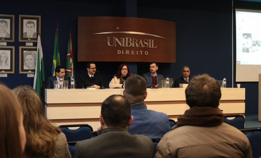 Durante o evento Inovação e Justiça com Perspectiva de Gênero, a Secretaria da Inovação e Inteligência Artificial (SEIA) em conjunto com a Secretaria de Ciência, Tecnologia e Ensino Superior (Seti), Fundação Araucária e Instituto Paranaense de Direito Administrativo (IPDA), promoveram a 3ª edição da revista Inovação, Inteligência Artificial e Gestão Pública.