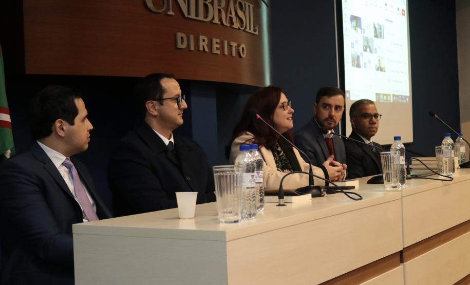 Durante o evento Inovação e Justiça com Perspectiva de Gênero, a Secretaria da Inovação e Inteligência Artificial (SEIA) em conjunto com a Secretaria de Ciência, Tecnologia e Ensino Superior (Seti), Fundação Araucária e Instituto Paranaense de Direito Administrativo (IPDA), promoveram a 3ª edição da revista Inovação, Inteligência Artificial e Gestão Pública.