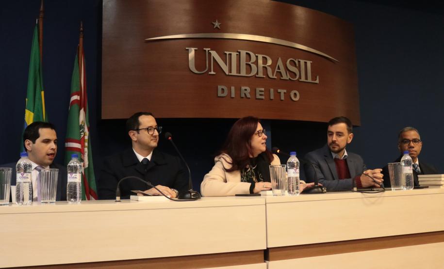 Durante o evento Inovação e Justiça com Perspectiva de Gênero, a Secretaria da Inovação e Inteligência Artificial (SEIA) em conjunto com a Secretaria de Ciência, Tecnologia e Ensino Superior (Seti), Fundação Araucária e Instituto Paranaense de Direito Administrativo (IPDA), promoveram a 3ª edição da revista Inovação, Inteligência Artificial e Gestão Pública.