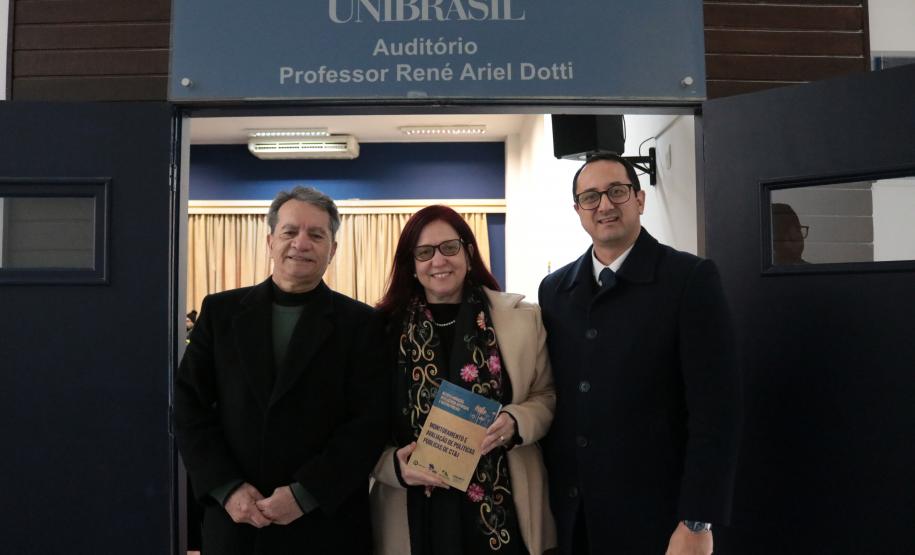 Durante o evento Inovação e Justiça com Perspectiva de Gênero, a Secretaria da Inovação e Inteligência Artificial (SEIA) em conjunto com a Secretaria de Ciência, Tecnologia e Ensino Superior (Seti), Fundação Araucária e Instituto Paranaense de Direito Administrativo (IPDA), promoveram a 3ª edição da revista Inovação, Inteligência Artificial e Gestão Pública.