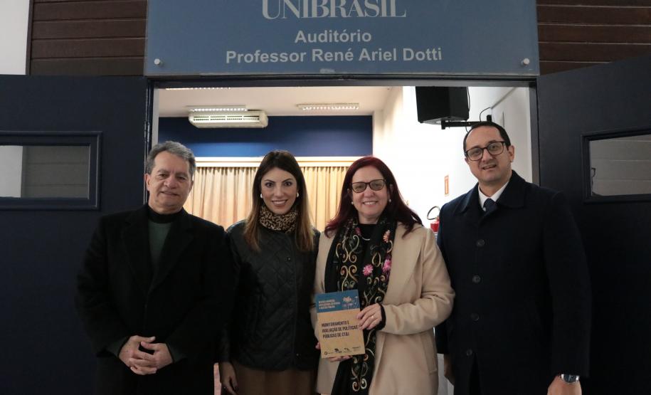 Durante o evento Inovação e Justiça com Perspectiva de Gênero, a Secretaria da Inovação e Inteligência Artificial (SEIA) em conjunto com a Secretaria de Ciência, Tecnologia e Ensino Superior (Seti), Fundação Araucária e Instituto Paranaense de Direito Administrativo (IPDA), promoveram a 3ª edição da revista Inovação, Inteligência Artificial e Gestão Pública.