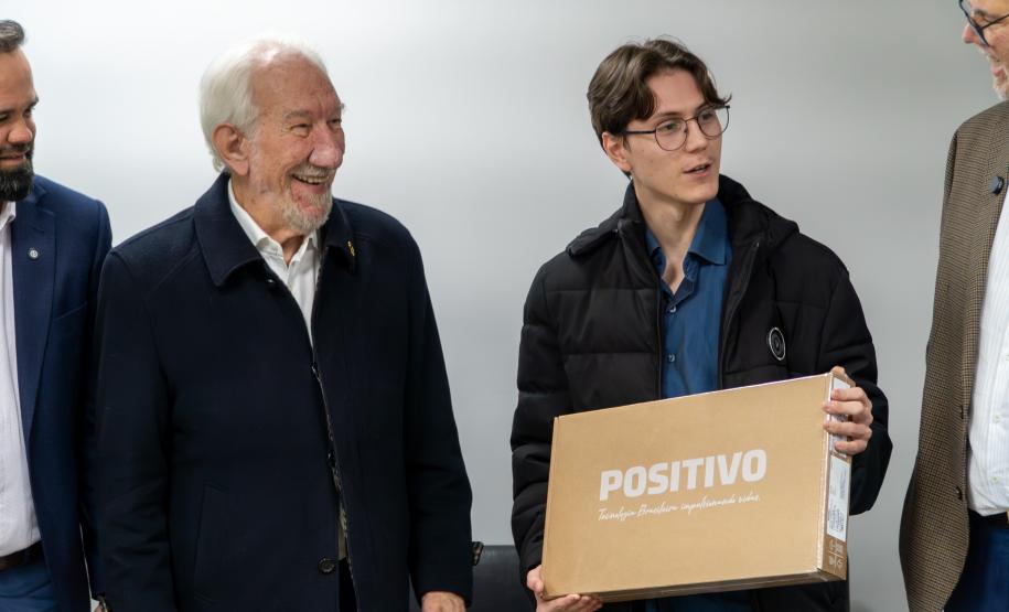 Parananese que vai representar Brasil em Olimpíada de IA ganha notebook e conta trajetória