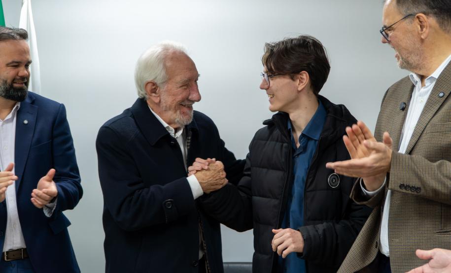 Parananese que vai representar Brasil em Olimpíada de IA ganha notebook e conta trajetória